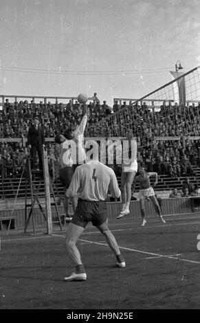 Warszawa, 1948-10-12. OD 10 do 26 paŸdziernika przebywa³a w Polsce delegacja radzieckich sportowców. W dniach 12-13 paŸdziernika na centralnim korcie Wojskowego Klubu Sportowego (WKS Legia) odby³y siê pokazowe mecze dru¿yn koszykarskich i siatkarskich z Czechos³owacji, Polski, Wêgier i ZSRR. NZ. Mecz siatkarzy Dynamo Moskwa (w bia³ych koszulkach) z Csepel Budapeszt, zakoñczony zwyciêstwem dru¿yny z ZSRR 3:0 (15:0, 15:6, 15:1). pw PAP Warschau, 12. Oktober 1948. Eine Delegation sowjetischer Sportler besuchte Polen am 10. Und 26. Oktober. Zwischen dem 12. Und 13. Oktober eine Show Basketball und Volleyb Stockfoto