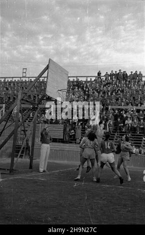 Warszawa, 1948-10-12. OD 10 do 26 paŸdziernika przebywa³a w Polsce delegacja radzieckich sportowców. W dniach 12-13 paŸdziernika na centralnim korcie Wojskowego Klubu Sportowego Legia (WKS Legia) odby³y siê pokazowe mecze dru¿yn koszykarskich i siatkarskich z Czechos³owacji, Polski, Wêgier i ZSRR. NZ. Mecz koszykarek MAI, reprezentacji Moskewskievskiego Instytutu Lotniczego i zawodniczek z klubu AWF z Budapesztu, zakoñczony zwyciêstwem dru¿yny z ZSRR 42:21 (23:7). pw PAP Warschau, 12. Oktober 1948. Eine Delegation sowjetischer Sportler besuchte Polen am 10. Und 26. Oktober. Zwischen Oktober 12 und Stockfoto