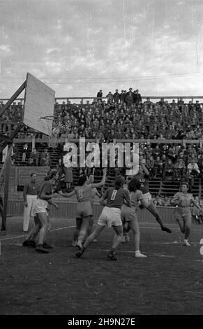 Warszawa, 1948-10-12. OD 10 do 26 paŸdziernika przebywa³a w Polsce delegacja radzieckich sportowców. W dniach 12-13 paŸdziernika na centralnim korcie Wojskowego Klubu Sportowego Legia (WKS Legia) odby³y siê pokazowe mecze dru¿yn koszykarskich i siatkarskich z Czechos³owacji, Polski, Wêgier i ZSRR. NZ. Mecz koszykarek MAI, reprezentacji Moskewskievskiego Instytutu Lotniczego i zawodniczek z klubu AWF z Budapesztu, zakoñczony zwyciêstwem dru¿yny z ZSRR 42:21 (23:7). pw PAP Warschau, 12. Oktober 1948. Eine Delegation sowjetischer Sportler besuchte Polen am 10. Und 26. Oktober. Zwischen Oktober 12 und Stockfoto