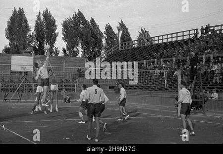 Warszawa, 1948-10-12. OD 10 do 26 paŸdziernika przebywa³a w Polsce delegacja radzieckich sportowców. W dniach 12-13 paŸdziernika na centralnim korcie Wojskowego Klubu Sportowego (WKS Legia) odby³y siê pokazowe mecze dru¿yn koszykarskich i siatkarskich z Czechos³owacji, Polski, Wêgier i ZSRR. NZ. Mecz siatkarzy Dynamo Moskwa (w bia³ych koszulkach) z Csepel Budapeszt, zakoñczony zwyciêstwem dru¿yny z ZSRR 3:0 (15:0, 15:6, 15:1). pw PAP Warschau, 12. Oktober 1948. Eine Delegation sowjetischer Sportler besuchte Polen am 10. Und 26. Oktober. Zwischen dem 12. Und 13. Oktober eine Show Basketball und Volleyb Stockfoto