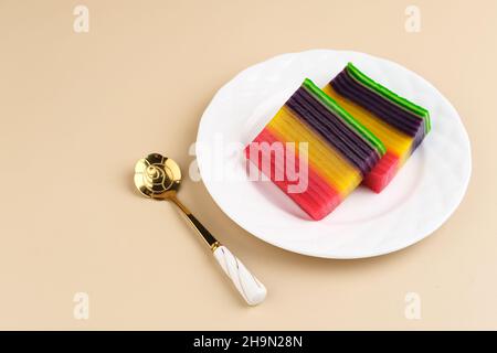 Kue Lapis oder Kue Pepe oder Rainbow Klebstoffkuchen, traditionelles indonesisches Dessert aus Reismehl und Kokosmilch, Schicht für Schicht gedämpft. Stockfoto