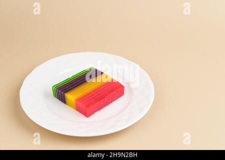 Kue Lapis oder Kue Pepe oder Rainbow Klebstoffkuchen, traditionelles indonesisches Dessert aus Reismehl und Kokosmilch, Schicht für Schicht gedämpft. Stockfoto