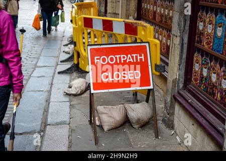 Fußweg geschlossenes rotes Warnschild und Barriere auf Fußweg im Stadtzentrum von Canterbury, England. Stockfoto