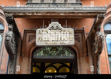 Holzschild am Eingang zum Canterbury Royal Museum and Free Library in Canterbury, Kent, England. Stockfoto