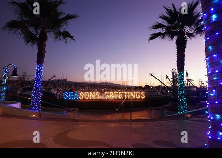 Die Jahreszeiten begrüßen die Lichtanzeige im Ventura Harbour, Kalifornien, USA Stockfoto