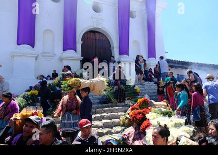 Guatemala Chichicastenango Plaza y Mercado - Katholische Kirche Santo Tomas - Iglesia de Santo Tomas Stockfoto