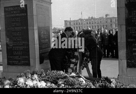 Warszawa, 1948-10-17. W dniach od 12 do 18 paŸdziernika, na zaproszenie premiera Józefa Cyrankiewicza, przebywa³a w Polsce delegacja rz¹du oraz organizacji spo³ecznych i kulturalnych Bu³garii. NZ. Delegacja bu³garska sk³ada wieniec na Grobie Nieznanego ¯o³nierza. W tle ruiny hotelu Europejskiego. pw PAP Warschau, 17. Oktober 1948. Eine Delegation der bulgarischen Regierung und der sozialen und kulturellen Organisationen besuchte am 12. Und 18. Oktober Polen auf Einladung von Premierminister Jozef Cyrankiewicz. Im Bild: Die bulgarische Delegation legt am Grab des unbekannten Soldaten einen Kranz nieder. Im Hinterteil Stockfoto