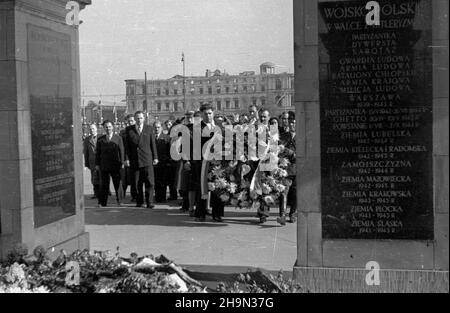 Warszawa, 1948-10-17. W dniach od 12 do 18 paŸdziernika, na zaproszenie premiera Józefa Cyrankiewicza, przebywa³a w Polsce delegacja rz¹du oraz organizacji spo³ecznych i kulturalnych Bu³garii. NZ. Delegacja bu³garska sk³ada wieniec na Grobie Nieznanego ¯o³nierza. W tle ruiny hotelu Europejskiego. pw PAP Warschau, 17. Oktober 1948. Eine Delegation der bulgarischen Regierung und der sozialen und kulturellen Organisationen besuchte am 12. Und 18. Oktober Polen auf Einladung von Premierminister Jozef Cyrankiewicz. Im Bild: Die bulgarische Delegation legt am Grab des unbekannten Soldaten einen Kranz nieder. Im Hinterteil Stockfoto