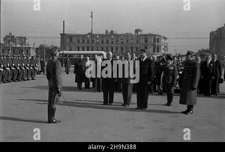 Warszawa, 1948-10-17. W dniach od 12 do 18 paŸdziernika, na zaproszenie premiera Józefa Cyrankiewicza, przebywa³a w Polsce delegacja rz¹du oraz organizacji spo³ecznych i kulturalnych Bu³garii. NZ. Delegacja bu³garska na placu Zwyciestwa przed Grobem Nieznanego ¯o³nierza, m.in. ambasador Bu³garii w Polsce Pawe³ Tagorow (w pierwszym rzêdzie, 1L). W tle zniszczony Hotel Europejski. pw PAP Warschau, 17. Oktober 1948. Eine Delegation der bulgarischen Regierung und der sozialen und kulturellen Organisationen besuchte am 12. Und 18. Oktober Polen auf Einladung von Premierminister Jozef Cyrankiewicz. Im Bild: Das B Stockfoto