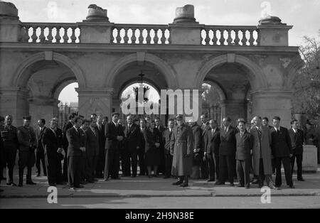 Warszawa, 1948-10-17. W dniach od 12 do 18 paŸdziernika, na zaproszenie premiera Józefa Cyrankiewicza, przebywa³a w Polsce delegacja rz¹du oraz organizacji spo³ecznych i kulturalnych Bu³garii. NZ. Delegacja bu³garska przed Grobem Nieznanego ¯o³nierza, m.in. ambasador Bu³garii Pawe³ Tagorow (centralnie, obok mê¿czyzny w okularach). pw PAP Warschau, 17. Oktober 1948. Eine Delegation der bulgarischen Regierung und der sozialen und kulturellen Organisationen besuchte am 12. Und 18. Oktober Polen auf Einladung von Premierminister Jozef Cyrankiewicz. Im Bild: Die bulgarische Delegation legt einen Kranz am Grab von Stockfoto