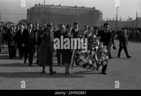 Warszawa, 1948-10-17. W dniach od 12 do 18 paŸdziernika, na zaproszenie premiera Józefa Cyrankiewicza, przebywa³a w Polsce delegacja rz¹du oraz organizacji spo³ecznych i kulturalnych Bu³garii. NZ. Delegacja bu³garska sk³ada wieniec na Grobie Nieznanego ¯o³nierza. pw PAP Warschau, 17. Oktober 1948. Eine Delegation der bulgarischen Regierung und der sozialen und kulturellen Organisationen besuchte am 12. Und 18. Oktober Polen auf Einladung von Premierminister Jozef Cyrankiewicz. Im Bild: Die bulgarische Delegation legt einen Kranz am Grab des unbekannten Soldaten. pw PAP Stockfoto