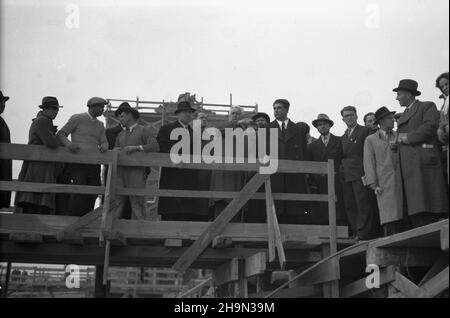 Warszawa, 1948-10-17. W dniach od 12 do 18 paŸdziernika, na zaproszenie premiera Józefa Cyrankiewicza, przebywa³a w Polsce delegacja rz¹du oraz organizacji spo³ecznych i kulturalnych Bu³garii. NZ. Delegacja bu³garska ogl¹da budowê tunelu Trasy Wschód-Zachód (Trasy W-Z). pw PAP Warschau, 17. Oktober 1948. Eine Delegation der bulgarischen Regierung und der sozialen und kulturellen Organisationen besuchte am 12. Und 18. Oktober Polen auf Einladung von Premierminister Jozef Cyrankiewicz. Im Bild: Die bulgarische Delegation auf der Baustelle des Tunnels der W-Z (Ost-West) Route. pw PAP Stockfoto