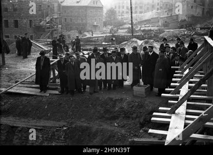 Warszawa, 1948-10-17. W dniach od 12 do 18 paŸdziernika, na zaproszenie premiera Józefa Cyrankiewicza, przebywa³a w Polsce delegacja rz¹du oraz organizacji spo³ecznych i kulturalnych Bu³garii. NZ. Delegacja bu³garska ogl¹da budowê tunelu Trasy Wschód-Zachód (Trasy W-Z). pw PAP Warschau, 17. Oktober 1948. Eine Delegation der bulgarischen Regierung und der sozialen und kulturellen Organisationen besuchte am 12. Und 18. Oktober Polen auf Einladung von Premierminister Jozef Cyrankiewicz. Im Bild: Die bulgarische Delegation auf der Baustelle des Tunnels der W-Z (Ost-West) Route. pw PAP Stockfoto