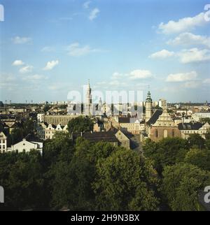 Opole 06,1984. Widok na Stare Miasto z wie¿y Piastowskiej. js PAP/Wojciech Kryñski Dok³adny dzieñ wydarzenia nieustalony. Opole, Juni 1984. Blick auf die Altstadt vom Turm Piastowska. js PAP/Wojciech Krynski Veranstaltungstag unbekannt Stockfoto