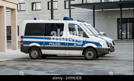 WETZLAR, DEUTSCHLAND - 2020-12-27: Weißer Mercedes und von der deutschen Polizei mit blauen Streifen. Stockfoto