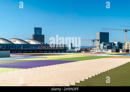 Frankfurt; Hessen, DEUTSCHLAND: 09. Oktober 2021, Baustellen und Mövenpick Hotel Logo mit Kranen und Hochhäusern im Bau Stockfoto