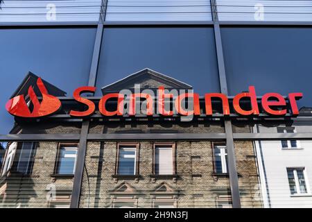 GIESSEN, DEUTSCHLAND - 2021 04 09: Ein Schild für ein Santander Bank Outlet in der Stadt GIESSEN. Stockfoto