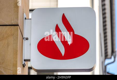 GIESSEN, DEUTSCHLAND - 2021 04 09: Ein Schild für ein Santander Bank Outlet in der Stadt GIESSEN. Stockfoto