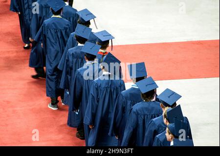 Studenten, die zu ihrer Abschlussfeier kommen Stockfoto