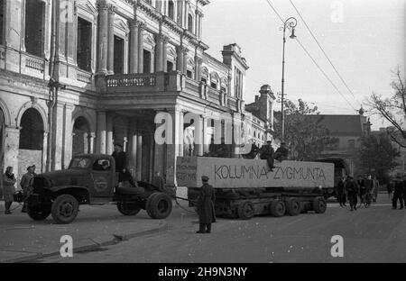 Warszawa, 1948-10-20. Zniszczona w styczniu 1945 r. Kolumna Zygmunta III Wazy zosta³a odbudowana z inicjatywy pracowników Pañstwowych Kamienio³omów. Trzon kolumny wykuto z 30-tonowego bloku granitowego o d³ugoœci 10 metrów, wydobytego w kamienio³omie ¯bik w Strzegomiu i przewiezionego kolej¹ do Warszawy. Dalej Transport odbywa³ siê na specjalnej lawecie, której obs³ugê stanowili robotnicy firmy C. Hartwig: Zaj¹c, Glinka, Janke, czy¿ewski, Dembowski, Wnuk i Kisiel. Blok wieziono na teren obok koœcio³a œw. Anny, przed Muzeum Przemys³u (Centralna Biblioteka Rolnicza), gdzie bêdzie poddany obróbce Stockfoto