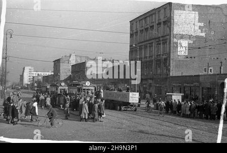 Warszawa, 1948-10-20. Zniszczona w styczniu 1945 r. Kolumna Zygmunta III Wazy zosta³a odbudowana z inicjatywy pracowników Pañstwowych Kamienio³omów. Trzon kolumny wykuto z 30-tonowego bloku granitowego o d³ugoœci 10 metrów, wydobytego w kamienio³omie ¯bik w Strzegomiu i przewiezionego kolej¹ do Warszawy. Dalej Transport odbywa³ siê na specjalnej lawecie, której obs³ugê stanowili robotnicy firmy C. Hartwig: Zaj¹c, Glinka, Janke, czy¿ewski, Dembowski, Wnuk i Kisiel. NZ. kolumna transportowa w Alejach Jerozolimskich. pw PAP Warschau, 20. Oktober 1948. Die König König Sigismundus III Vasa Säule Stockfoto