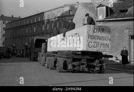 Warszawa, 1948-10-20. Zniszczona w styczniu 1945 r. Kolumna Zygmunta III Wazy zosta³a odbudowana z inicjatywy pracowników Pañstwowych Kamienio³omów. Trzon kolumny wykuto z 30-tonowego bloku granitowego o d³ugoœci 10 metrów, wydobytego w kamienio³omie ¯bik w Strzegomiu i przewiezionego kolej¹ do Warszawy. Dalej Transport odbywa³ siê na specjalnej lawecie, której obs³ugê stanowili robotnicy firmy C. Hartwig: Zaj¹c, Glinka, Janke, czy¿ewski, Dembowski, Wnuk i Kisiel. NZ. kolumna transportowa na ul. Szpitalnej. pw PAP Warschau, 20. Oktober 1948. Der König König Sigismundus III Vasa Spalte Zerstöre Stockfoto