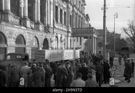 Warszawa, 1948-10-20. Zniszczona w styczniu 1945 r. Kolumna Zygmunta III Wazy zosta³a odbudowana z inicjatywy pracowników Pañstwowych Kamienio³omów. Trzon kolumny wykuto z 30-tonowego bloku granitowego o d³ugoœci 10 metrów, wydobytego w kamienio³omie ¯bik w Strzegomiu i przewiezionego kolej¹ do Warszawy. Dalej Transport odbywa³ siê na specjalnej lawecie, której obs³ugê stanowili robotnicy firmy C. Hartwig: Zaj¹c, Glinka, Janke, czy¿ewski, Dembowski, Wnuk i Kisiel. Blok wieziono na teren obok koœcio³a œw. Anny, przed Muzeum Przemys³u (Centralna Biblioteka Rolnicza), gdzie bêdzie poddany obróbce Stockfoto