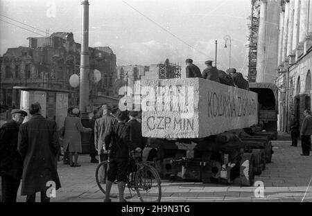 Warszawa, 1948-10-20. Zniszczona w styczniu 1945 r. Kolumna Zygmunta III Wazy zosta³a odbudowana z inicjatywy pracowników Pañstwowych Kamienio³omów. Trzon kolumny wykuto z 30-tonowego bloku granitowego o d³ugoœci 10 metrów, wydobytego w kamienio³omie ¯bik w Strzegomiu i przewiezionego kolej¹ do Warszawy. Dalej Transport odbywa³ siê na specjalnej lawecie, której obs³ugê stanowili robotnicy firmy C. Hartwig: Zaj¹c, Glinka, Janke, czy¿ewski, Dembowski, Wnuk i Kisiel. Blok wieziono na teren obok koœcio³a œw. Anny, przed Muzeum Przemys³u (Centralna Biblioteka Rolnicza), gdzie bêdzie poddany obróbce Stockfoto