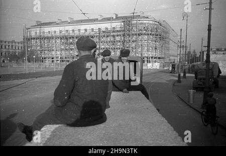 Warszawa, 1948-10-20. Zniszczona w styczniu 1945 r. Kolumna Zygmunta III Wazy zosta³a odbudowana z inicjatywy pracowników Pañstwowych Kamienio³omów. Trzon kolumny wykuto z 30-tonowego bloku granitowego o d³ugoœci 10 metrów, wydobytego w kamienio³omie ¯bik w Strzegomiu i przewiezionego kolej¹ do Warszawy. Dalej Transport odbywa³ siê na specjalnej lawecie, której obs³ugê stanowili robotnicy firmy C. Hartwig: Zaj¹c, Glinka, Janke, czy¿ewski, Dembowski, Wnuk i Kisiel. NZ. kolumna transportowa na ul. Królewskiej, na wysokoœci placu Zwyciêstwa. W g³êbi budynek Funduszu Kwaterunku Wojskowego (budynek Stockfoto