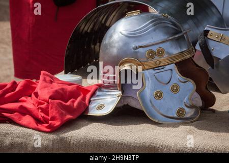Galea, alter römischer Helm. Replik der römischen militärischen persönlichen Ausrüstung Stockfoto