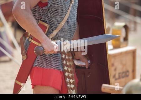 Römischer Soldat mit einem Gladius hispaniensis-Schwert und Schild. Alte militärische persönliche Ausrüstung Replik Stockfoto