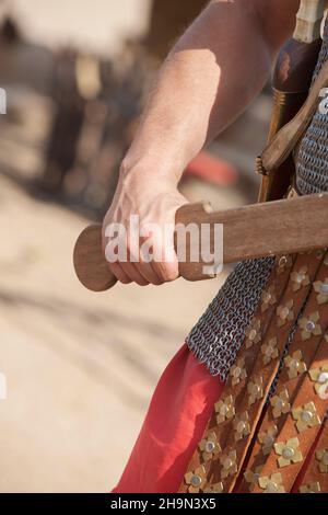 Soldat mit einem hölzernen Trainingsschwert. Replik der römischen militärischen persönlichen Ausrüstung Stockfoto