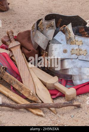 Römische militärische persönliche Ausrüstung über dem Boden gefräst. Historische Reenactment Stockfoto