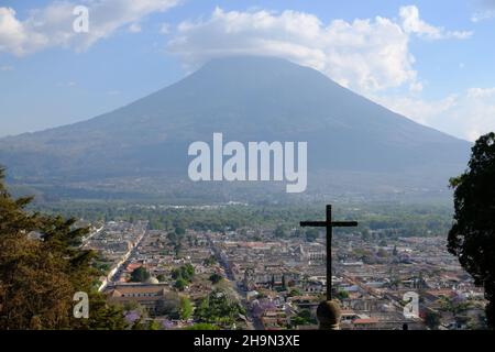 Guatemala Antigua Guatemala - Cerro de La Cruz und Blick auf den Volcan de Agua Stockfoto