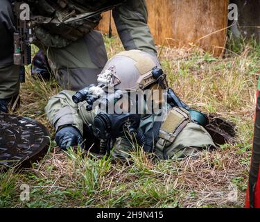 Ein Green Beret mit 1st Bataillons, 1st Special Forces Group (Airborne), kriecht aus einem Schachtloch, während er direkt einschlagefähige Trainingseinsätze an der Seite von Sprengstofftechnikern der Marine vom Platoon 532 auf dem japanischen Festland durchführt, 26. Oktober 2021. Die Schulung wurde unter chemisch, biologisch, radiologisch und nuklear (CBRN) simulierten Bedingungen durchgeführt, um ihre Letalität und Krisenreaktionsbereitschaft im Indo-Pazifik-Raum aufrechtzuerhalten. (USA Army Courtesy Photo) Stockfoto