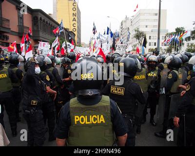 Ein Kontingent von Bereitschaftspolizisten, die versuchten, die Menge einzudämmen, als Hunderte von Anhängern von Präsident Pedro Castillo und der Partei Peru Libre auf die Straße gingen, um gegen den Antrag auf Amtsenthebung durch den Präsidenten zu protestieren, der nur 4 Monate nach seinem Amtsantritt im Kongress vorgelegt wurde. Castillo wird unter anderem des Einflusses bei Beförderungen der Streitkräfte und heimlichen Treffen außerhalb des Präsidialhauptquartiers beschuldigt. Stockfoto