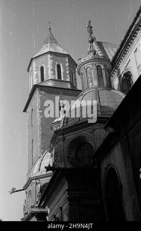 Kraków, 1948-10-25. Katedra pw. œœ. Wac³awa i Stanis³awa na Wawelu. NZ. po³udniowo-zachodnia wie¿a tzw. Wikaryjska lub Srebrnych Dzwonów oraz zwieñczenie XVII-wiecznej kaplicy Wazów i XVI-wiecznej kaplicy Zygmuntowskiej. pw PAP Krakau, 25. Oktober 1948. Die St. Waclaw und St. Stanislaw Cathdral in Wawel. Im Bild: Der südwestliche Turm, genannt Kuratenturm oder Silberglocken Turm und die Kuppel über der Wasa Dynastie Kapelle aus dem 17th. Jahrhundert und der Zygmuntowska Kapelle aus dem 16th. Jahrhundert. pw PAP Stockfoto