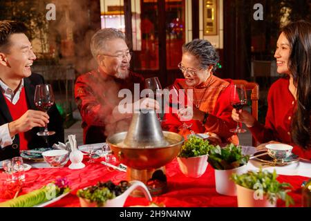 Das Frühlingsfest Orientalische Familienmahlzeiten im chinesischen Garten Stockfoto