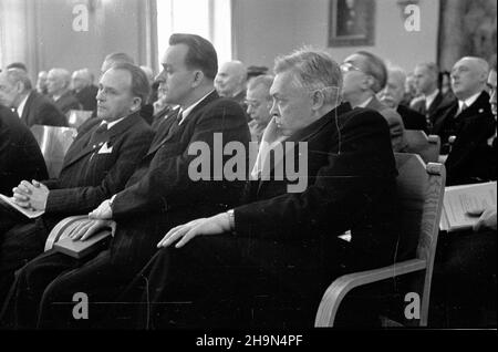 Kraków, 1948-10-25. Pierwszy dzieñ obchodów Jubileuszu 75-lecia istnienia Polskiej Akademii Umiejêtnoœci. Popo³udniowe obrady w gmachu PAU przy ul. S³awkowskiej nr. 17. NZ. w pierwszym rzêdzie m.in. Sekretarz ambasady brytyjskiej Sr. Winch (3P). uu PAP Krakau, 25. Oktober 1948. Der erste Tag der Feierlichkeiten anlässlich des 75th-jährigen Bestehens der Polnischen Akademie des Lernens (PAU). Die Nachmittagsdebatten am PAU-Sitz in der Slawkowska-Straße 17. Im Bild: In der 1st. Reihe unter anderem Sekretär der britischen Botschaft Sr. Winch (3rd.). uu PAP Stockfoto