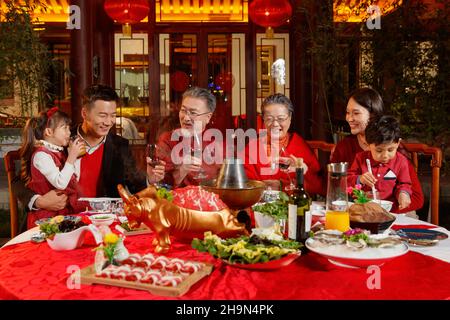 Das Frühlingsfest Orientalische Familienmahlzeiten im chinesischen Garten Stockfoto