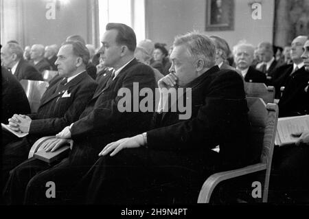 Kraków, 1948-10-25. Pierwszy dzieñ obchodów Jubileuszu 75-lecia istnienia Polskiej Akademii Umiejêtnoœci. Popo³udniowe obrady w gmachu PAU przy ul. S³awkowskiej nr. 17. NZ. w pierwszym rzêdzie m.in. Sekretarz ambasady brytyjskiej Sr. Winch (3P). uu PAP Krakau, 25. Oktober 1948. Der erste Tag der Feierlichkeiten anlässlich des 75th-jährigen Bestehens der Polnischen Akademie des Lernens (PAU). Die Nachmittagsdebatten am PAU-Sitz in der Slawkowska-Straße 17. Im Bild: In der 1st. Reihe unter anderem Sekretär der britischen Botschaft Sr. Winch (3rd.). uu PAP Stockfoto