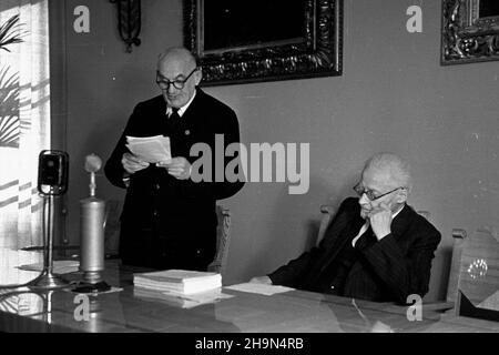 Kraków, 1948-10-25. Pierwszy dzieñ obchodów Jubileuszu 75-lecia istnienia Polskiej Akademii Umiejêtnoœci. Popo³udniowe obrady w gmachu PAU przy ul. S³awkowskiej nr. 17. NZ. m.in. prof. Kazimierz Nitsch (P) prezes PAU. uu PAP Krakau, 25. Oktober 1948. Der erste Tag der Feierlichkeiten anlässlich des 75th-jährigen Bestehens der Polnischen Akademie des Lernens (PAU). Die Nachmittagsdebatten am PAU-Sitz in der Slawkowska-Straße 17. Im Bild unter anderem Professor Kazimierz Nitsch (rechts), PAU-Vorsitzender. uu PAP Stockfoto