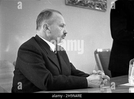 Kraków, 1948-10-25. Pierwszy dzieñ obchodów Jubileuszu 75-lecia istnienia Polskiej Akademii Umiejêtnoœci. Popo³udniowe obrady w gmachu PAU przy ul. S³awkowskiej nr. 17. NZ. Sekretarz generalny PAU Jan D¹browski. uu PAP Krakau, 25. Oktober 1948. Der erste Tag der Feierlichkeiten anlässlich des 75th-jährigen Bestehens der Polnischen Akademie des Lernens (PAU). Die Nachmittagsdebatten am PAU-Sitz in der Slawkowska-Straße 17. Im Bild: JAN Dabrowski, Generalsekretär VON PAU. uu PAP Stockfoto