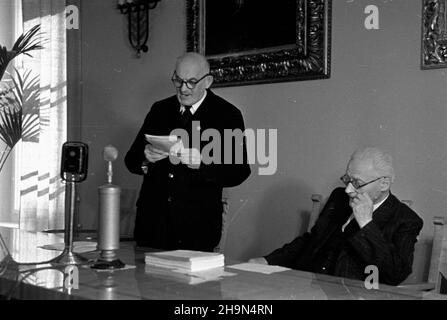 Kraków, 1948-10-25. Pierwszy dzieñ obchodów Jubileuszu 75-lecia istnienia Polskiej Akademii Umiejêtnoœci. Popo³udniowe obrady w gmachu PAU przy ul. S³awkowskiej nr. 17. NZ. m.in. prof. Kazimierz Nitsch (P) prezes PAU. uu PAP Krakau, 25. Oktober 1948. Der erste Tag der Feierlichkeiten anlässlich des 75th-jährigen Bestehens der Polnischen Akademie des Lernens (PAU). Die Nachmittagsdebatten am PAU-Sitz in der Slawkowska-Straße 17. Im Bild unter anderem Professor Kazimierz Nitsch (rechts), PAU-Vorsitzender. uu PAP Stockfoto