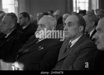 Kraków, 1948-10-25. Pierwszy dzieñ obchodów Jubileuszu 75-lecia istnienia Polskiej Akademii Umiejêtnoœci. Popo³udniowe obrady w gmachu PAU przy ul. S³awkowskiej nr 17. uu PAP Krakau, 25. Oktober 1948. Der erste Tag der Feierlichkeiten anlässlich des 75th-jährigen Bestehens der Polnischen Akademie des Lernens (PAU). Die Nachmittagsdebatten auf dem PAU-Sitz in der Slawkowska-Straße 17. uu PAP Stockfoto