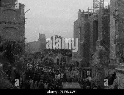 Warszawa, 1948-10-26. Pogrzeb prymasa Polski Kard. Augusta Hlonda. NZ. Kondukt ¿a³obny wœród Ruine Starego Miasta. Z prawej zniszczona bazylika archikatedralna œw. Jana Chrzciciela. bk PAP Warschau, 26. Oktober 1948. Beerdigung des polnischen Primas Kardinal August Hlond. Im Bild: Eine Trauerprozession in den Ruinen der Altstadt. Rechts die vom Krieg beschädigte Erzkathedrale Basilika St. Johannes der Täufer. bk PAP Stockfoto