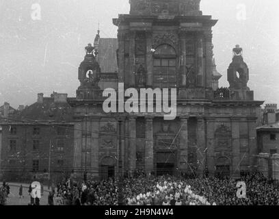 Warszawa, 1948-10-26. Pogrzeb prymasa Polski Kard. Augusta Hlonda. NZ. Kondukt ¿a³obny przed koœcio³em Wniebowziêcia NMP i œw. Józefa Oblubieñca (pokarmelickim) przy ul. Krakowskie Przedmieœcie. bk PAP Warschau, 26. Oktober 1948. Beerdigung des polnischen Primas Kardinal August Hlond. Im Bild: Eine Trauerprozession vor der Himmelfahrt der seligen Jungfrau Maria und der verlobenen Kirche des hl. Johannes in der Krakowskie Przedmiescie Straße. bk PAP Stockfoto