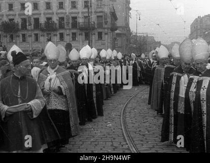 Warszawa, 1948-10-26. Pogrzeb prymasa Polski Kard. Augusta Hlonda. NZ. Kondukt ¿a³obny przed koœcio³em Wniebowziêcia NMP i œw. Józefa Oblubieñca (pokarmelickim) przy ul. Krakowskie Przedmieœcie. bk PAP Warschau, 26. Oktober 1948. Beerdigung des polnischen Primas Kardinal August Hlond. Im Bild: Eine Trauerprozession vor der Himmelfahrt der seligen Jungfrau Maria und der verlobenen Kirche des hl. Johannes in der Krakowskie Przedmiescie Straße. bk PAP Stockfoto