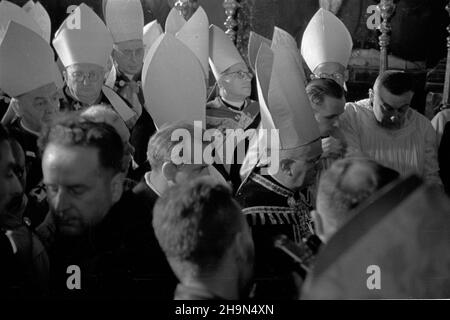 Warszawa, 1948-10-26. Pogrzeb prymasa Polski, kardyna³a, prezbitera Koœcio³a rzymskokatolickiego, legata Stolicy Apostolskiej, Metropolity gnieŸnieñskiego i warszawskiego Augusta Hlonda. Z³o¿enie trumny ze zw³okami w krypcie katedry œw. Jana Chrzciciela (ul. Œwiêtojañska). uu PAP Warschau, 26. Oktober 1948. Die Beerdigung des polnischen Primas, des Kardinals, des päpstlichen Legats, Gniezno und des Warschauer Erzbischofs August Hlond. Die Platzierung des Sarges in der Krypta der Kathedrale St. Johannes des Täufers (Swietojanska-Straße). uu PAP Stockfoto