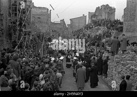 Warszawa, 1948-10-26. Pogrzeb prymasa Polski, kardyna³a, prezbitera Koœcio³a rzymskokatolickiego, legata Stolicy Apostolskiej, Metropolity gnieŸnieñskiego i warszawskiego Augusta Hlonda. Przeniesienie trumbny ze zw³okami z koœcio³a Wniebowziêcia NMP i œw. Józefa Oblubieñca (ul. Krakowskie Przedmieœcie) Do krypty w katedrze œw. Jana Chrzciciela (ul. Œwiêtojañska). NZ. Kondukt ¿a³obny na Starym Mieœcie. uu PAP Warschau, 26. Oktober 1948. Die Beerdigung des polnischen Primas, des Kardinals, des päpstlichen Legats, Gniezno und des Warschauer Erzbischofs August Hlond. Der Sarg wird aus der Kirche Mariä Himmelfahrt und übergeben Stockfoto